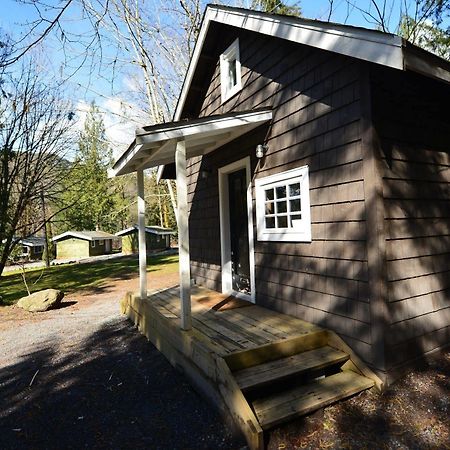 Sunwolf Riverside Cabins Brackendale Bagian luar foto