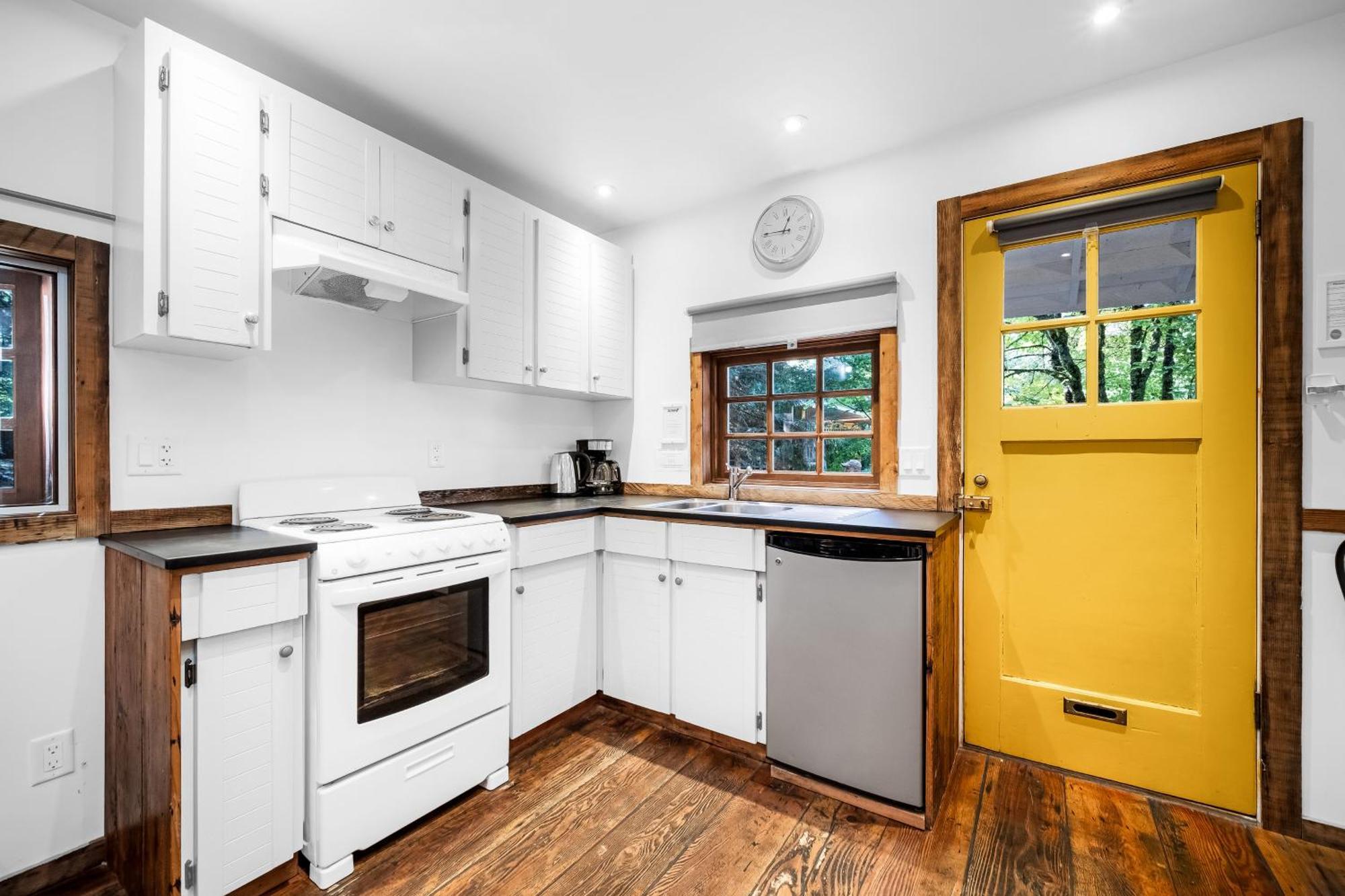 Sunwolf Riverside Cabins Brackendale Bagian luar foto