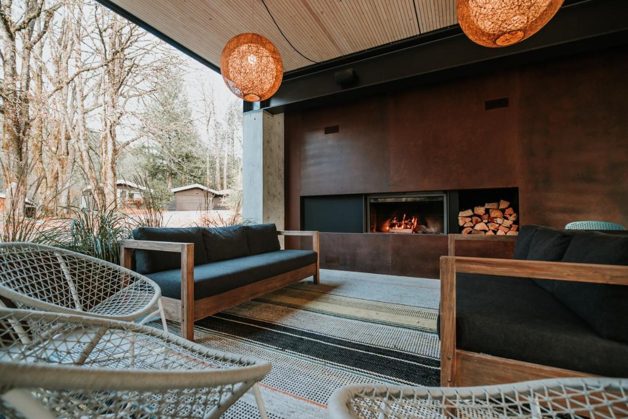 Sunwolf Riverside Cabins Brackendale Bagian luar foto
