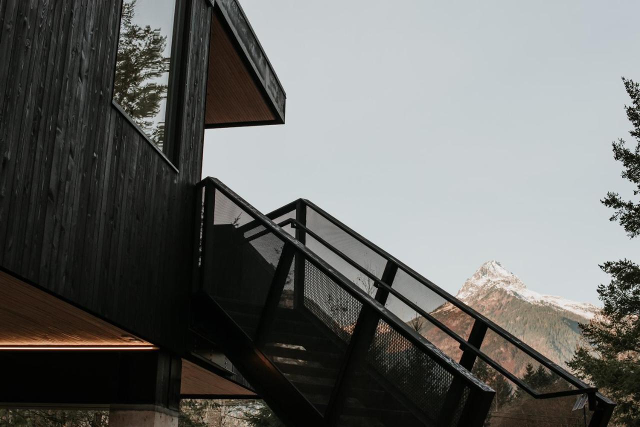 Sunwolf Riverside Cabins Brackendale Bagian luar foto